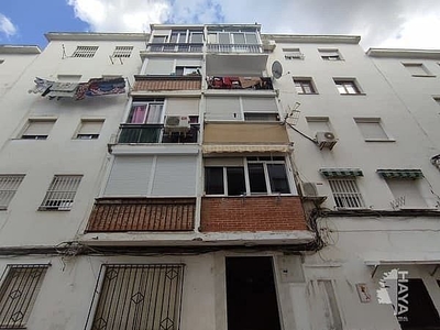 Venta de piso en Carlos Haya de 3 habitaciones con terraza y balcón