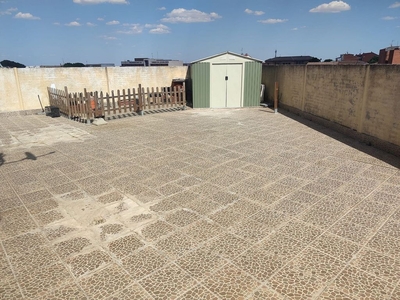 Alquiler de ático en Valmojado de 2 habitaciones con terraza y aire acondicionado