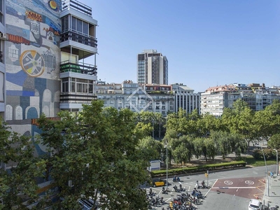 Alquiler piso alto reformado con una terraza de 40 m² y aparcamiento, en alquiler en turó park, en Barcelona