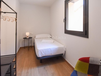 Alquiler piso apartamento ático con terraza de 55m2 de 3 dormitorios y 2 baños apartment rentals carme 19 en Girona