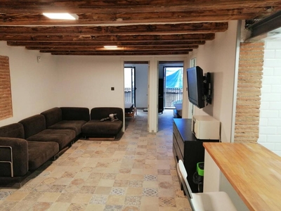 Alquiler Piso Barcelona. Piso de dos habitaciones en Paloma. Primera planta con balcón