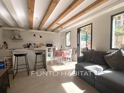 Alquiler Piso Barcelona. Piso de dos habitaciones en Sant Pau. Primera planta con terraza