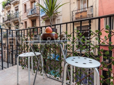Alquiler Piso Barcelona. Piso de una habitación en Sant Antoni Abat. Con balcón