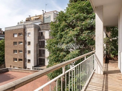 Alquiler piso elegante vivienda con terraza en turó park en Barcelona
