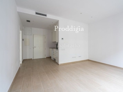 Alquiler piso espectacular apartamento de una habitación y un baño completo. cocina independiente, amueblada y armarios empotrados en Barcelona