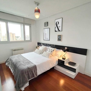Alquiler piso magnífico y luminoso piso amueblado de 95 m2 y 2 dormitorios, situado en urbanización cerrada. en Madrid
