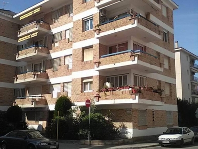 Alquiler Piso Sitges. Piso de tres habitaciones en Salvador Olivella. Segunda planta con terraza