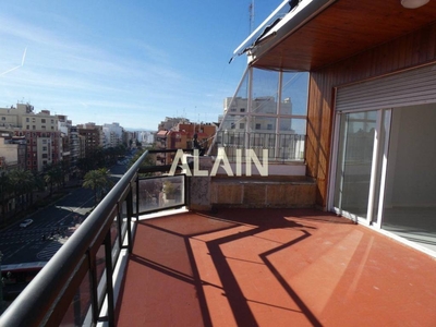 Alquiler Piso València. Piso de dos habitaciones en Gran Vía Marqués del Turia. Séptima planta con terraza