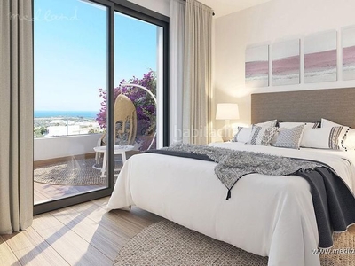 Apartamento ático de 3 dormitorios con solárium privado y vistas al mar en Estepona