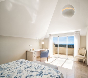 Ático con 3 habitaciones amueblado con ascensor, parking, piscina, calefacción y aire acondicionado en Marbella