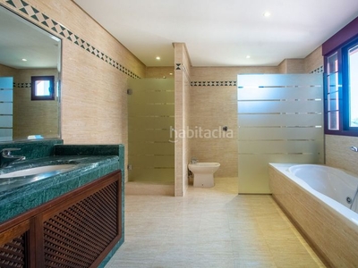 Ático con 3 habitaciones con ascensor, parking, piscina, aire acondicionado y vistas al mar en Marbella