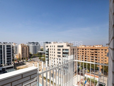 Ático luminosa obra nueva con terraza y piscina en Valencia
