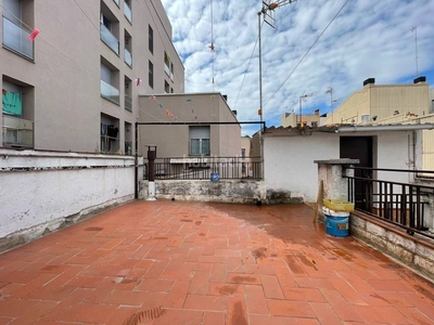 Casa a reformar a tu gusto con 2 patios y 1 terraza en Terrassa