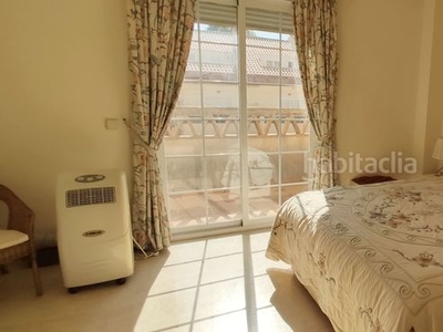 Casa adosada con 3 habitaciones amueblada con parking, calefacción y aire acondicionado en Benalmádena