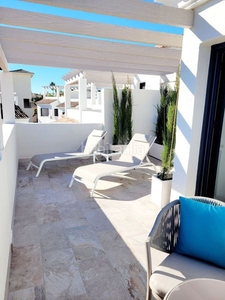 Casa adosada con 3 habitaciones con parking, aire acondicionado, jardín y vistas al mar en Estepona