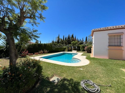 Casa con 4 habitaciones con piscina y vistas al mar en Marbella