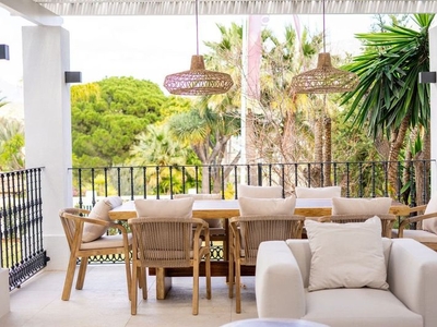 Casa con 5 habitaciones amueblada con parking, piscina, aire acondicionado, jardín y vistas a la montaña en Marbella