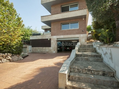 Casa espectacular casa de diseño con 600 m2 , ascensor , piscina , un lugar único donde poder proyectar la vida familiar con total tranquilidad en Corbera de Llobregat