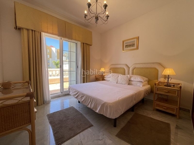 Casa fantástica villa de 4 dormitorios ubicada en monte biarritz, atalaya. en Estepona