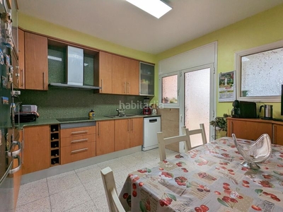 Casa fincas dueñas le ofrece esta casa de 4 plantas con 3 terrazas. parcela de 75m2. en Hospitalet de Llobregat (L´)
