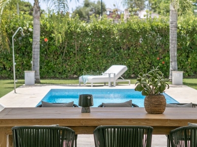Casa moderna villa de estilo ibicenco junto a la playa con piscina privada. en Estepona