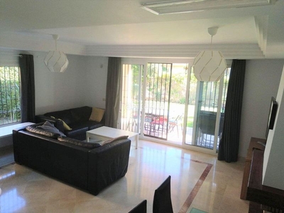 Casa pareada con 3 habitaciones con piscina, calefacción, aire acondicionado y jardín en Mijas