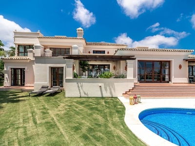 Casa ¡una impresionante villa familiar ubicada en el corazón de nueva andalucía con 6 dormitorios en suite y mucho más! en Marbella