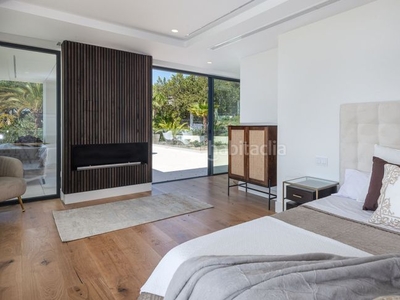 Casa villa independiente a estrenar de estilo moderno con vistas panorámicas al mar y al golf. en Marbella
