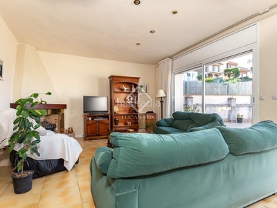 Chalet casa unifamiliar a reformar de 6 dormitorios con garaje y jardín pavimentado en venta en La Miranda-ciudad diagonal, . en Esplugues de Llobregat