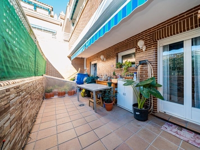 Dúplex ¡bajo con terraza y patio en urbanización con piscina! en Sevilla la Nueva