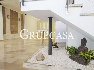Dúplex espectacular duplex de diseño de concepto abierto en el centro de 4 habitaciones y 3 baños en Lleida