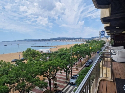 Magnifico apartamento en venta frente al mar en Palamós. Girona