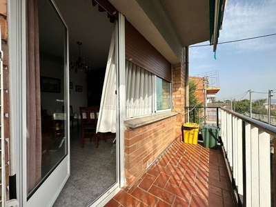 Piso amplio piso totalmente exterior con balcón en Barberà del Vallès