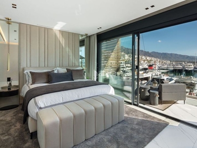Piso con 3 habitaciones con aire acondicionado y vistas al mar en Marbella