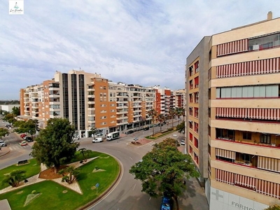 Piso de 3 dormitorios en residencial con piscina en parque litoral en Málaga
