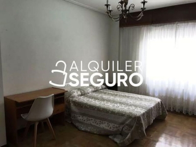 Piso en alquiler en Centro - Vitoria-Gasteiz de 4 habitaciones con terraza y muebles