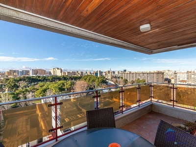 Piso en alquiler en Ruiseñores de 4 habitaciones con terraza y aire acondicionado