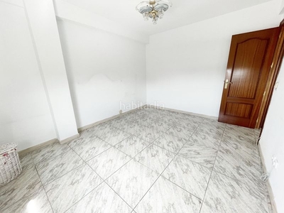 Piso en calle gazules 6 piso con 3 habitaciones con ascensor en Málaga