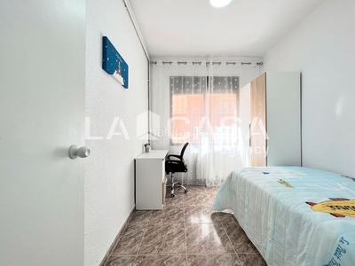 Piso en carrer de juan valera piso con 4 habitaciones en Badalona