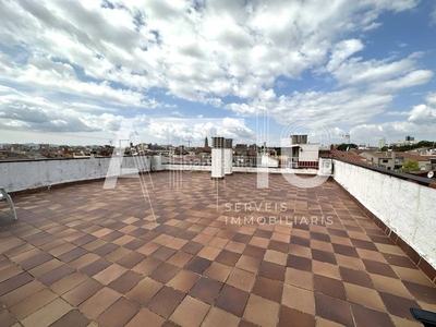 Piso en el centro de 4 habitaciones, 2 baños y terraza de 150m² en Sabadell