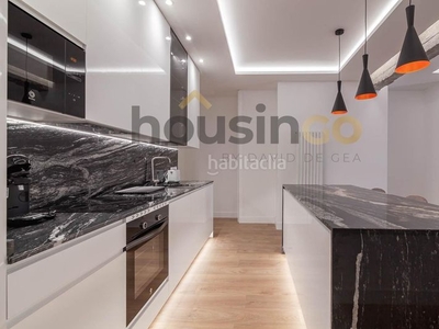 Piso en venta , con 130 m2, 3 habitaciones y 3 baños, ascensor, amueblado, aire acondicionado y calefacción individual gas natural. en Madrid
