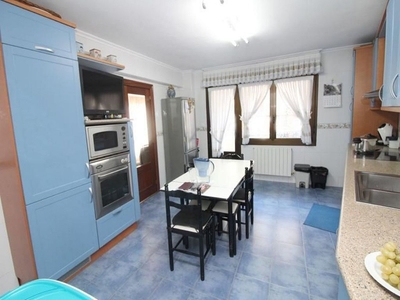 Piso en venta en Santurtzi de 4 habitaciones con terraza y garaje
