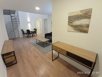 Piso estudio duplex con dormitorio en altura = junto al hospital civil en Málaga