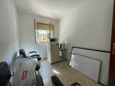 Piso la vivienda consta de 3 habitaciones 1 baño completo con placa de ducha , salón comedor con aire acondicionado split y cocina independiente. en Sevilla