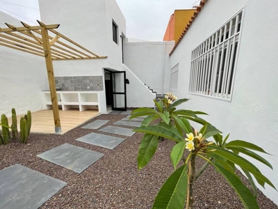 Venta Casa adosada en Calle San Bartolomé Arico. Buen estado con terraza 95 m²