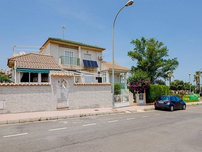 Venta Casa adosada en Carrer de Peñalara 97 Torrevieja. Con terraza 75 m²