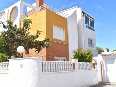 Venta Casa unifamiliar en Avenida de londres 140 Orihuela. Buen estado con balcón 72 m²