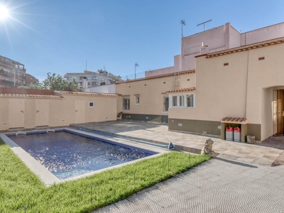 Venta de casa con piscina y terraza en Eixample-Horta Capallera (Figueres), Parc Bosc-Castell