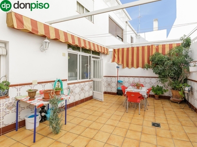 Venta de casa con terraza en Albolote, Centro de salud