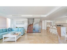 Casa amplia villa de diseño moderno casi a estrenar, con ascensor y orientación suroeste. en Benalmádena